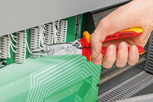 KNIPEX Elektro-Installationszange 13 96 200 in Anwendung