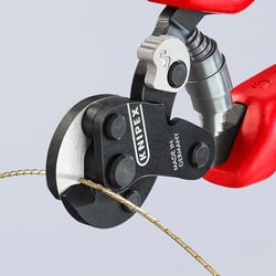 KNIPEX Drahtseilschere 95 62 160 beim Schneiden von Material