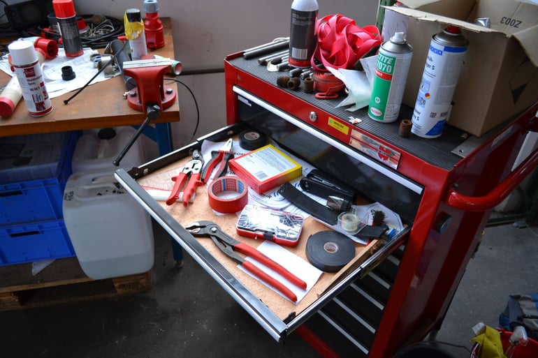 Lots of quality tools are stored in the tool trolley