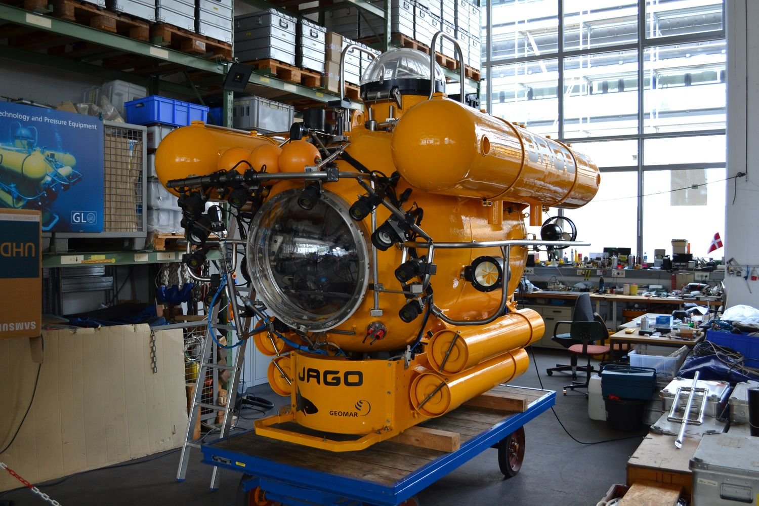 Submersible "Jago" can take two people to a depth of 400 metres