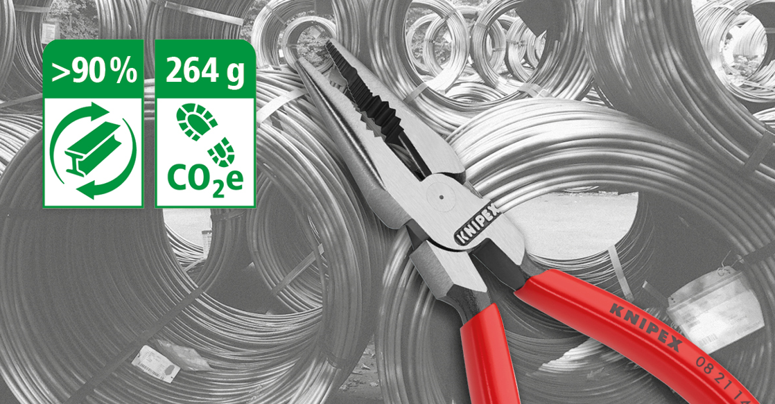 Eine KNIPEX Spitz-Kombizange 08 21 145 vor Stahl-Coils; links oben finden sich Angaben zum PCF sowie dem Anteil vom Recyclinganteils des Stahls.
